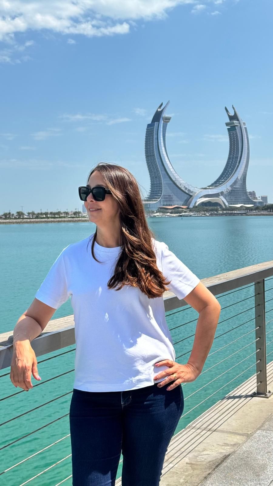 Luciana Chelucci na orla de Lusail, com as Katara Towers ao fundo